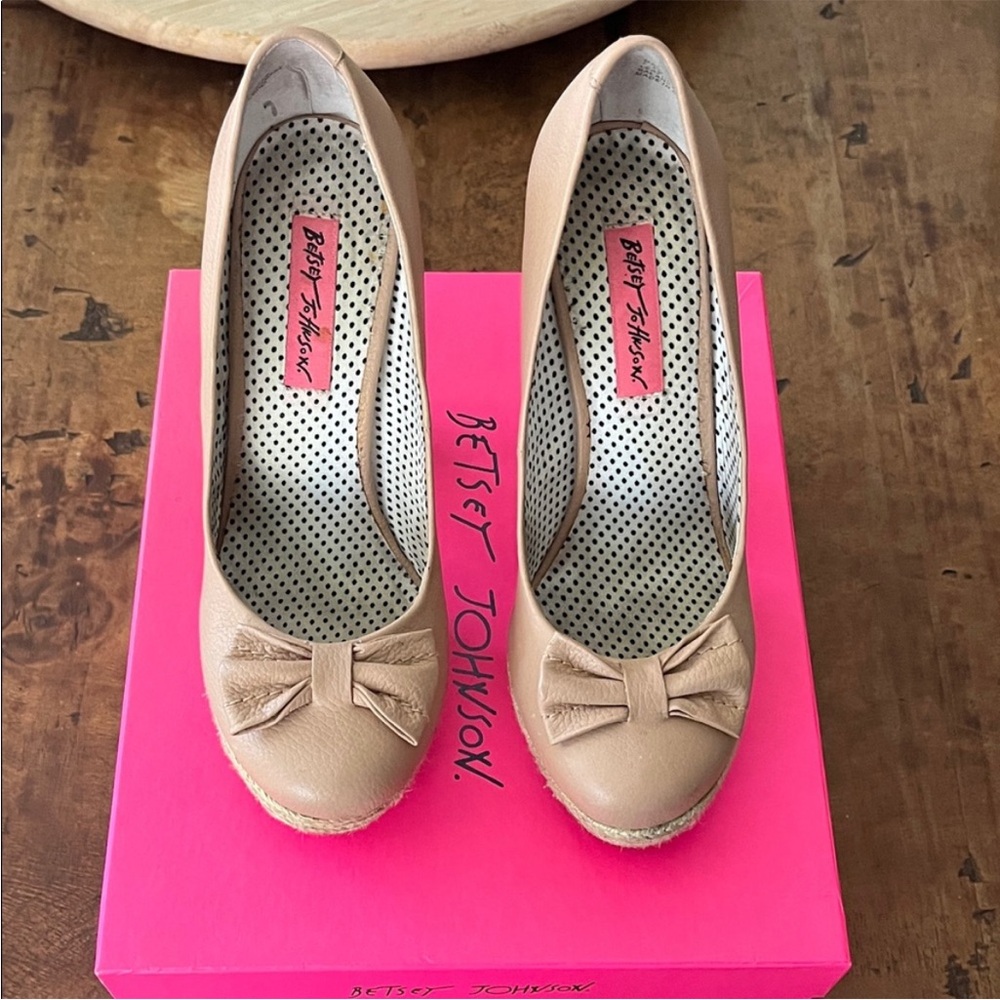 Betsey Johnson Beige Bow Round-Toe Wedges